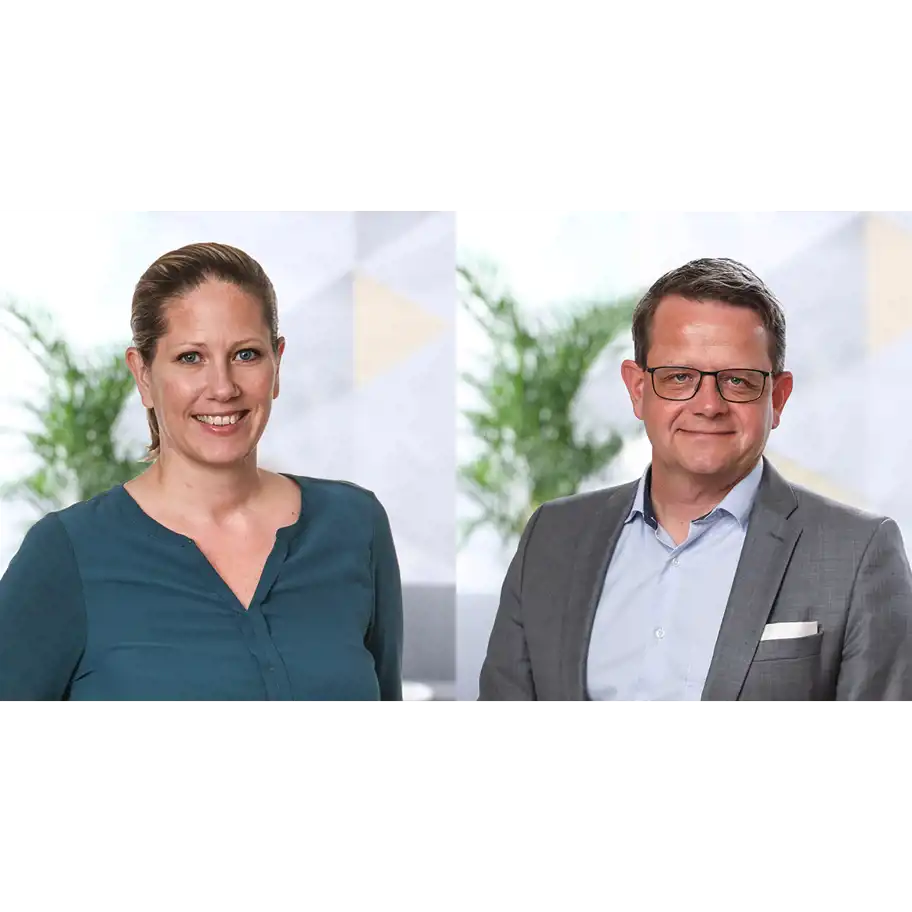 Två porträttbilder sida vid sida. Till vänster en kvinna med uppsatt hår, iförd en blågrön blus och ett vänligt leende. Till höger en man med glasögon, kortklippt hår, grå kostym och ljusblå skjorta, som också ler mot kameran. Båda står framför en ljus bakgrund med gröna växter.