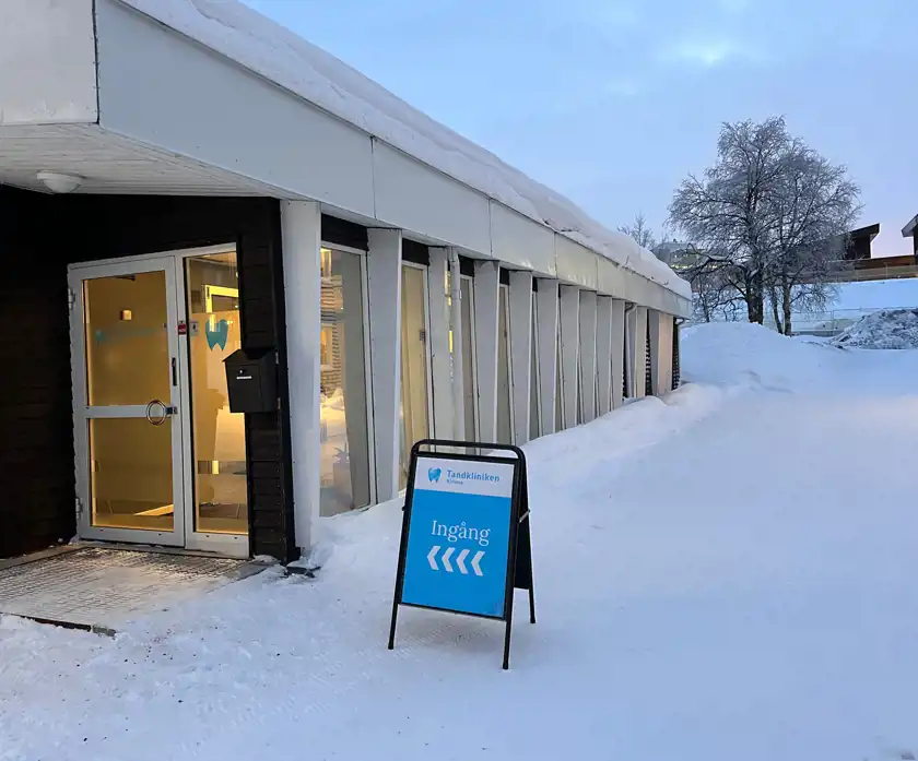 Tandkliniken i Kirunas entré, vinterlandskap. 