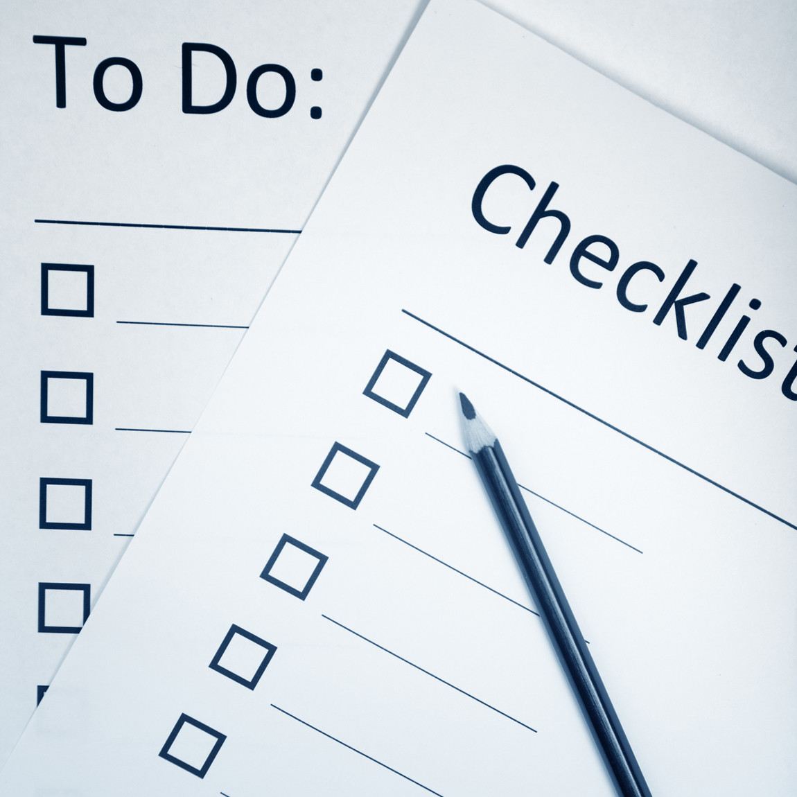 Bild på en checklista och en to do-lista i bakgrunden. En penna ligger ovanpå checklistan. 