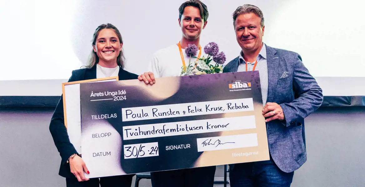 Paula Runsten och Felix Kruse, Rebabam, tillsammans med Fabian Bengtsson, juryns ordförande och initiativtagare till stipendiet från Bengt Bengtsson SIBA-stiftelse