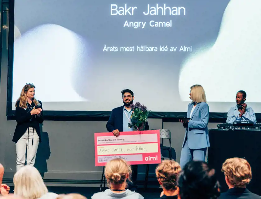 Christina Gehrke, vd Almi Väst, Vinnaren av Årets mest hållbara affärsidé Bakr Jahhan, Angry Camel, samt moderatorn Malin Winberg.