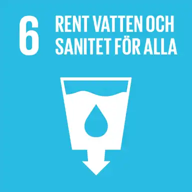 En blå ruta med vit text och en ikon, representerande FN:s globala mål nummer 6: "Rent vatten och sanitet för alla". Bilden visar ett glas med vatten och en vattendroppe, samt en pil nedåt, vilket symboliserar tillgång till rent vatten och förbättrad sanitet globalt.