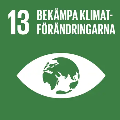 En grön ruta med vit text och en ikon, representerande FN:s globala mål nummer 13: "Bekämpa klimatförändringarna". Bilden visar en stiliserad jordglob inuti en ögonform, vilket symboliserar behovet av att övervaka, förstå och agera mot klimatförändringar för att skydda planeten.