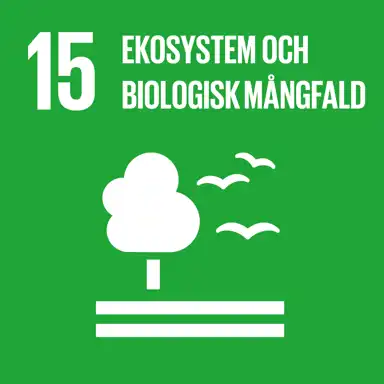 En grön ruta med vit text och en ikon, representerande FN:s globala mål nummer 15: "Ekosystem och biologisk mångfald". Bilden visar ett stiliserat träd, tre fåglar och två marklinjer, vilket symboliserar vikten av att skydda, återställa och främja hållbart bruk av ekosystem på land.