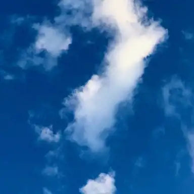 Ljusblå himmel med vita moln, där ett moln liknar ett frågetecken. Bilden symboliserar vanliga frågor och svar om inkassokrav – du är inte ensam om dina funderingar.