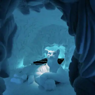 Ett imponerande isskulpturrum med en stor, detaljerad skulptur av en liggande panterliknande varelse i avslappnad pose. Väggarna är täckta av intrikata löv- och naturmönster som ger rummet en organisk och nästan sagolik känsla. Blått ljus lyser upp rummet och skapar en drömsk atmosfär. I bakgrunden syns en isbädd täckt med mörka filtar, vilket ger en spännande kontrast mot den genomskinliga isen.