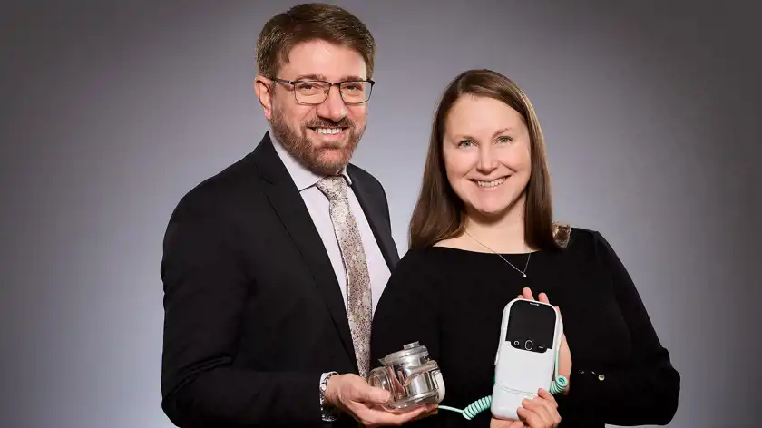 Azad Najar är grundare av Realheart och Ina Laura Perkins vd sedan 2021. Här med den senaste versionen av Realheart.