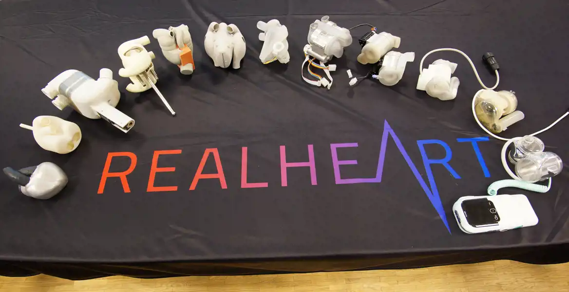 Några av Realhearts olika prototyper under åren.