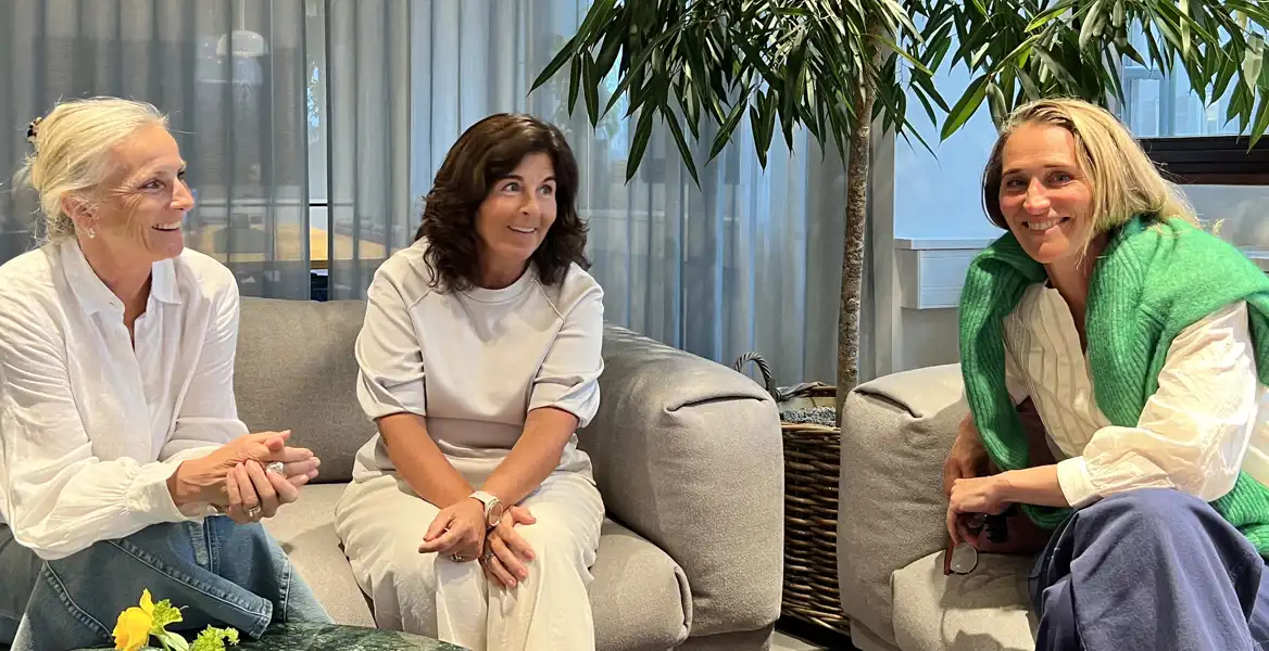 Ägartrion – Pia Santesson, Helena Korduner och Lotta Green i soffan på Amazing Leaders kontor
