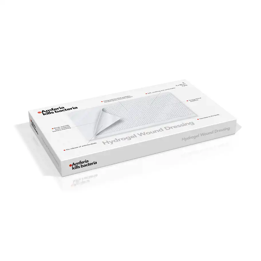 Den här bilden visar en förpackning av Amferia Hydrogel Wound Dressing, ett avancerat sårförband med antibakteriella egenskaper. Designen är stilren och professionell med en vit bakgrund och grå typografi, vilket signalerar medicinsk kvalitet och renhet.  Viktiga egenskaper enligt förpackningen:  Binder och dödar bakterier omedelbart – utan att släppa ut antimikrobiella ämnen. Använder antibakteriell peptidteknologi, vilket troligen innebär en innovativ och skonsam metod för infektionskontroll. Mjuk, fuktgivande och bekväm – vilket tyder på att den är användarvänlig och lämplig för känslig hud. Hjälper till att förhindra kliniska infektioner – en viktig aspekt för både professionell sjukvård och hemmabruk. Ofarlig för kroppen, vilket kan betyda att den är biokompatibel och fri från skadliga kemikalier. Den minimalistiska och moderna designen gör produkten tilltalande för både sjukvårdspersonal och konsumenter som söker ett effektivt och säkert sårförband. Amferias teknologi verkar fokusera på bakteriedödning utan antibiotika, vilket är en innovativ lösning i kampen mot antibiotikaresistens.