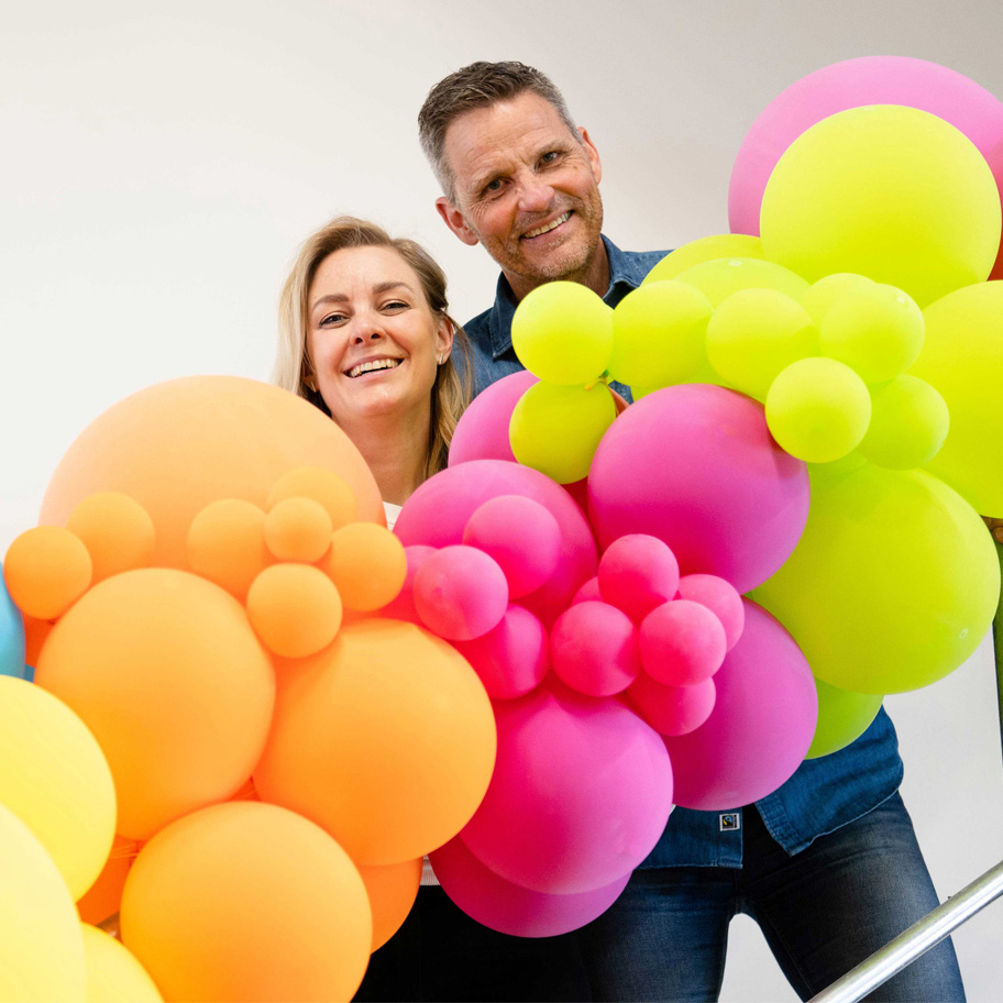 Helena Nilsson, rådgivare Almi, och Torbjörn Olsson, grundare av Ballongkungen, bakom en bukett av ballonger. 