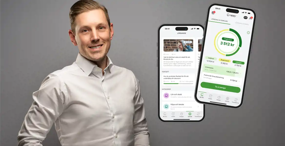 En man i vit skjorta står framför en grå bakgrund och ler mot kameran. Till höger om honom visas två smartphones med skärmar från appen "Cappy".  Den vänstra telefonen visar lärandefunktionen med kurser om ekonomi och lön, inklusive en kurs om skatt som är markerad som "NY KURS". Den högra telefonen visar en översikt av lönestatus, med en graf som illustrerar tillgängligt, intjänat och reserverat belopp, samt en knapp för att ta ut pengar.