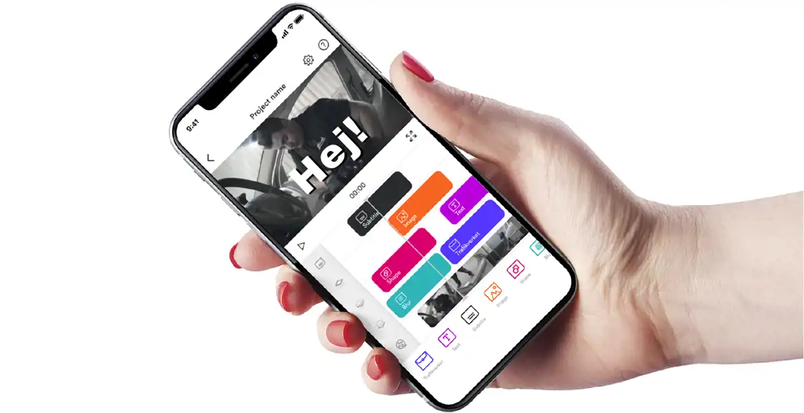 En hand med rött nagellack håller en smartphone som visar en videoredigeringsapp. På skärmen syns ett projekt med ordet "Hej!" i stor text över en svartvit bild av en man i en bil. Under bilden finns färgkodade redigeringsalternativ som text, bilder, former och filter. Bakgrunden är vit, vilket ger ett stilrent intryck.