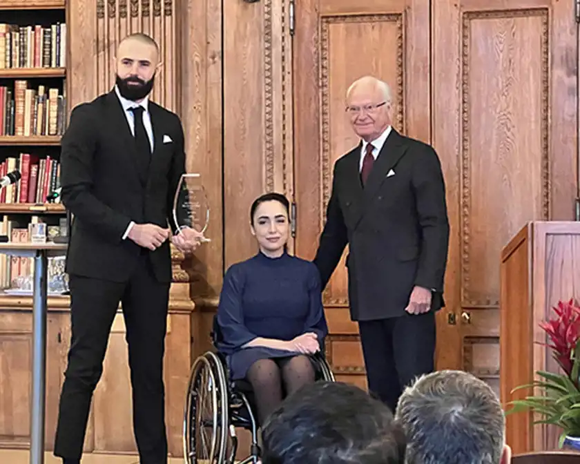 Alaa Alshawa och Rim Alexandra Halfya tillsammans med kund Carl XVI Gustaf vid prisutdelningen av Årets Nybyggare 2022. 
