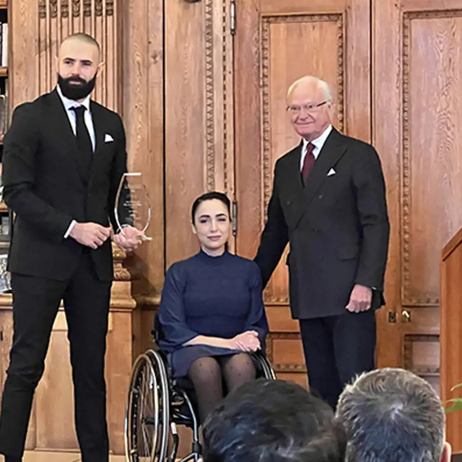 Alaa Alshawa och Rim Alexandra Halfya tillsammans med kund Carl XVI Gustaf vid prisutdelningen av Årets Nybyggare 2022. 