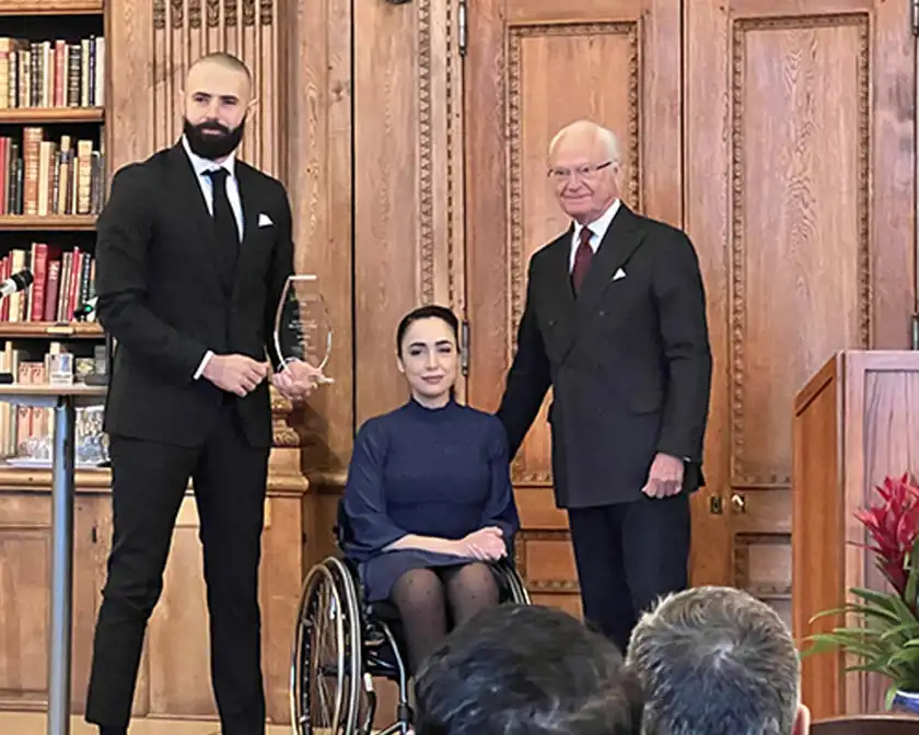 Alaa Alshawa och Rim Alexandra Halfya tillsammans med kund Carl XVI Gustaf vid prisutdelningen av Årets Nybyggare 2022.