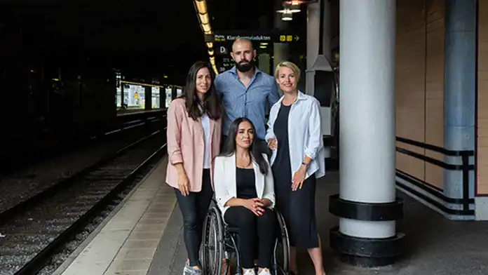 Alaa Alshawa och Rim Alexandra Halfya med kollegor på Stockholms centralstation.