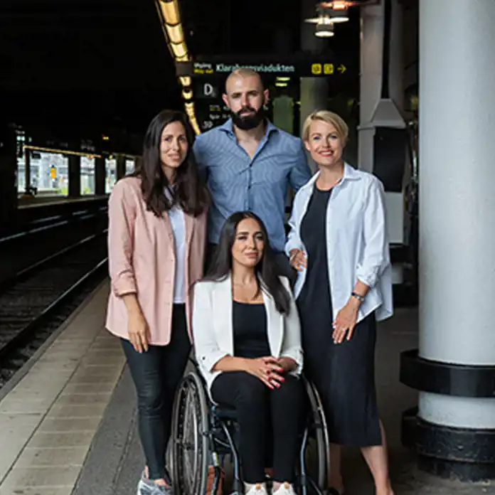 Alaa Alshawa och Rim Alexandra Halfya med kollegor på Stockholms centralstation. 