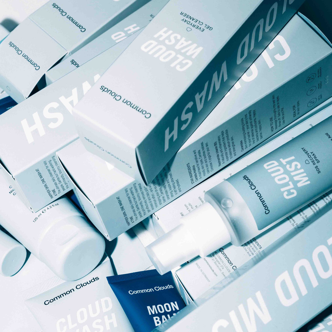 Hudvårdsprodukter från Common Clouds, inklusive Cloud Wash, Cloud Mist och Moon Balm, staplade i sina förpackningar.