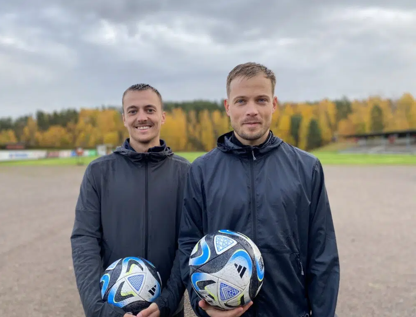 Daniel Björkman och Jesper Åman, grundare av DAJE Prevent, står på en fotbollsplan och håller varsin fotboll.