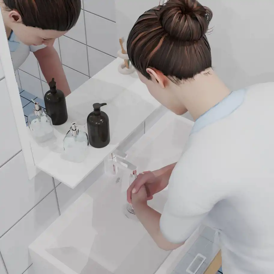 En animerad vårdpersonal tvättar händerna vid en vit handfat i ett badrum med vita kakelväggar. I spegeln reflekteras hennes ansikte, och på hyllan ovanför handfatet står två svarta tvålpumpar och en tandborsthållare med tandborstar. Hennes hår är uppsatt i en knut, och hon bär en ljusblå och vit vårduniform.