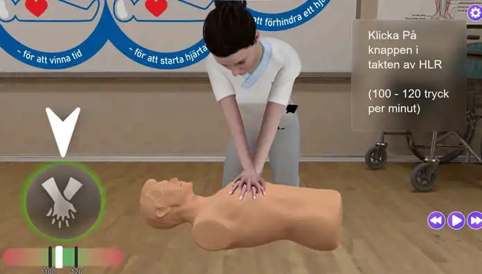 En animerad vårdpersonal utför hjärt-lungräddning (HLR) på en medicinsk övningsdocka i en simuleringsmiljö. På skärmen visas instruktioner om att trycka i en takt av 100–120 kompressioner per minut. En ikon med två korsade händer och en mätare längst ner visar tempot för bröstkompressionerna. I bakgrunden syns en whiteboard med information om HLR samt en rullstol.