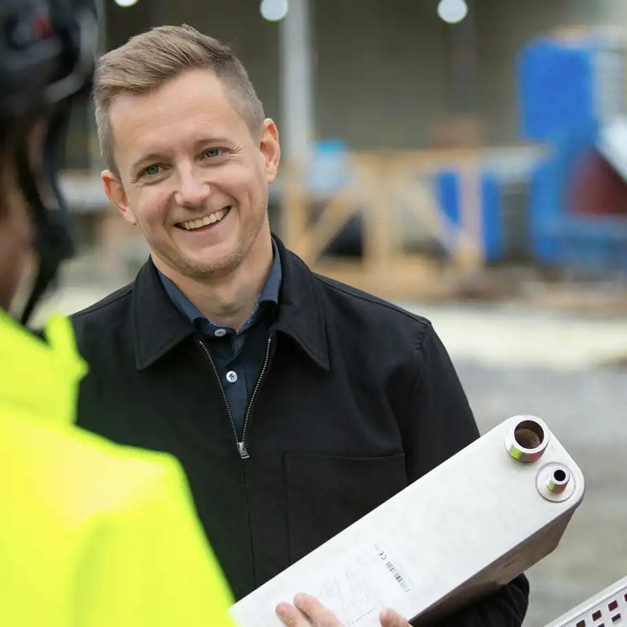 Henrik Hagman med ryggen mot kameran och Gustav Svenson som tittar in i kameran.