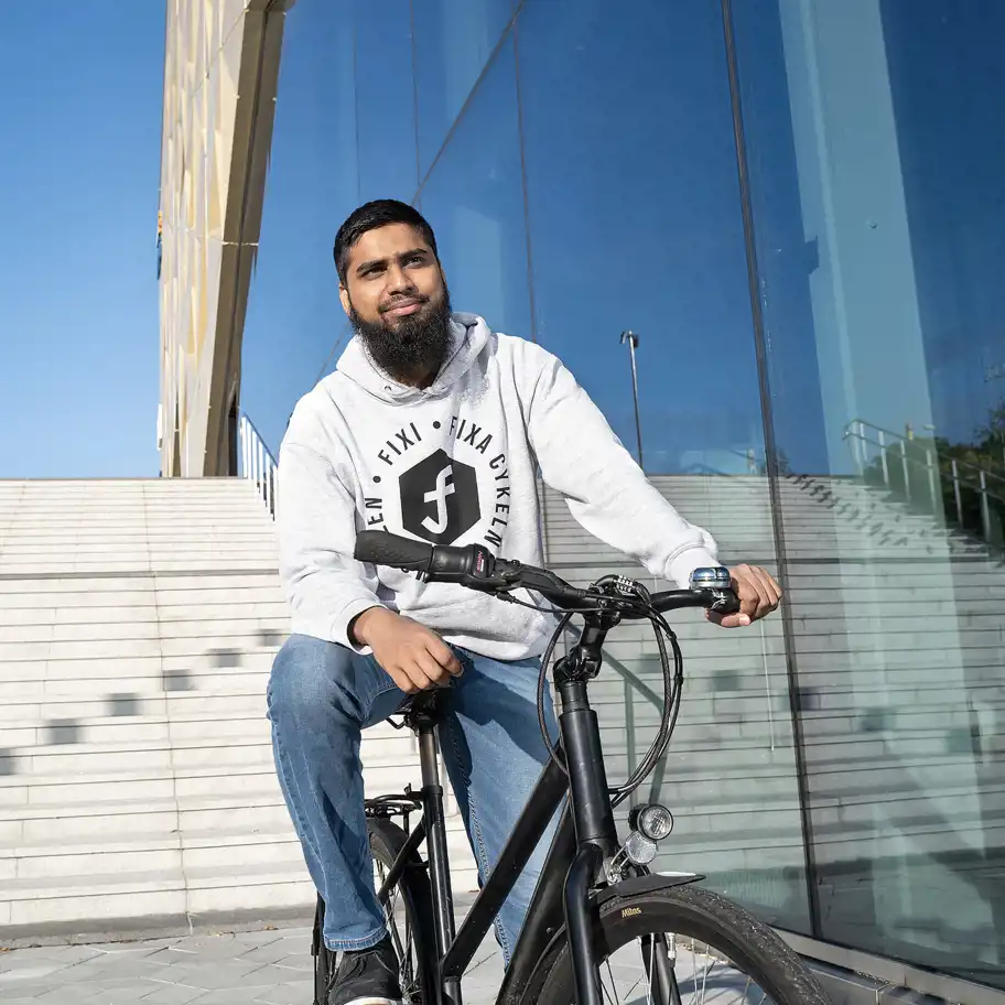 Rafi Mohammad sitter på en cykel. 