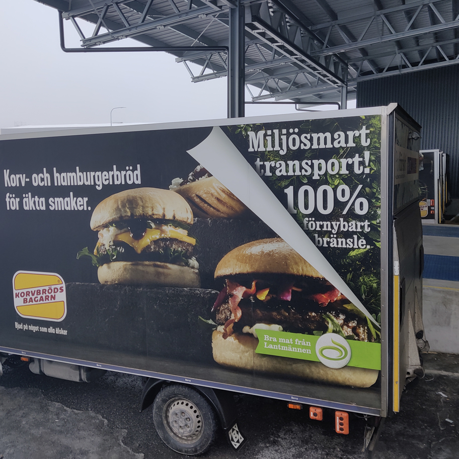 Lastbil med reklam från Gott bröd på sidan. 