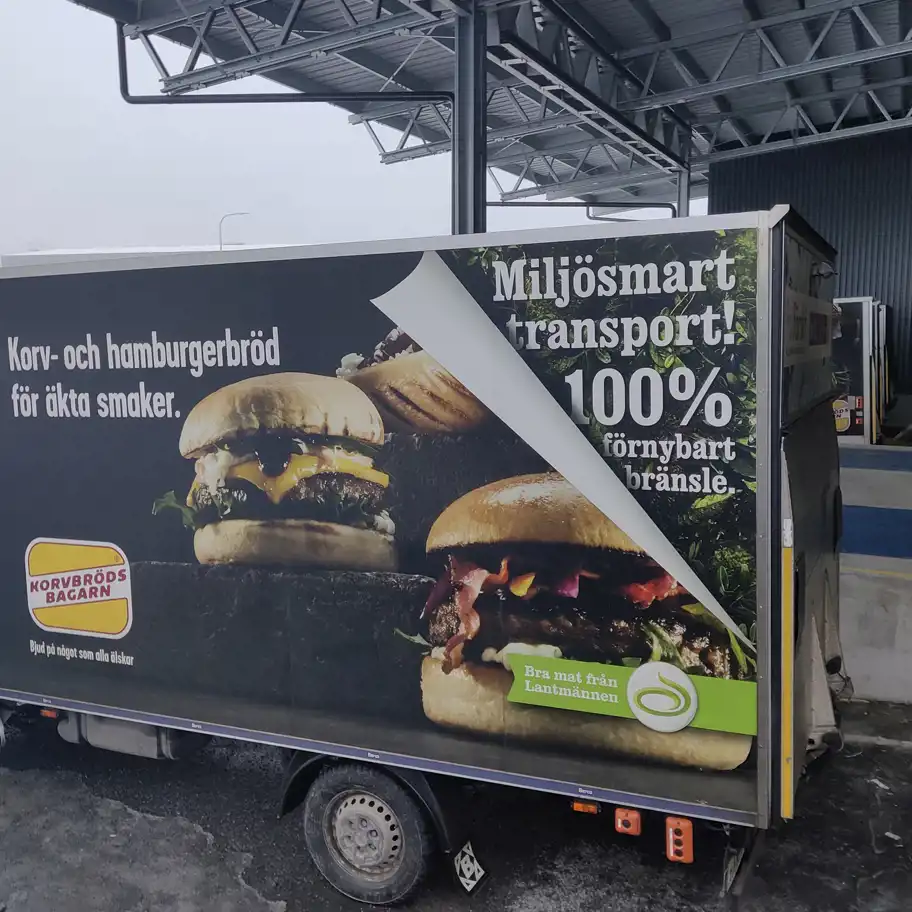 Lastbil med reklam från Gott bröd på sidan.