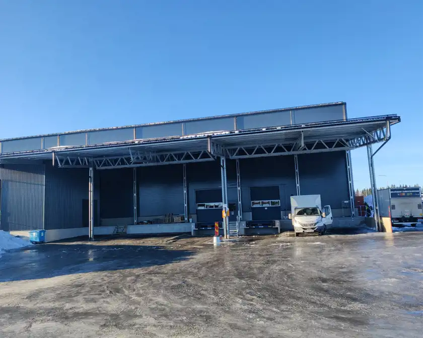 Lastbil framför fabriken, i väntan på att bli lastad.