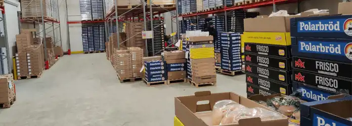 Travar med kartonger på Gott Bröds lager.