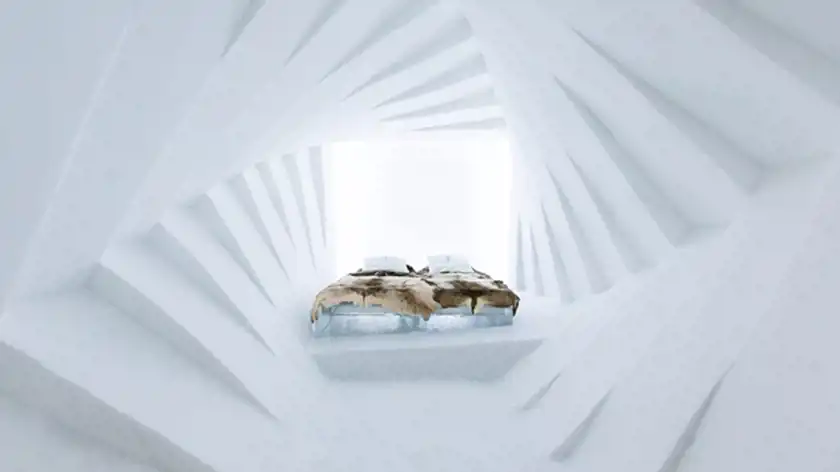 Säng av is, hotellrum på Icehotel