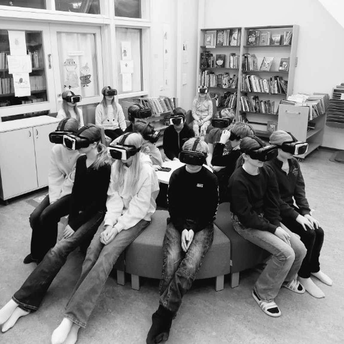 Skolelever sitter i ett klassrum och använder VR-glasögon från Imvi Labs för att träna samsyn och läsförmåga.