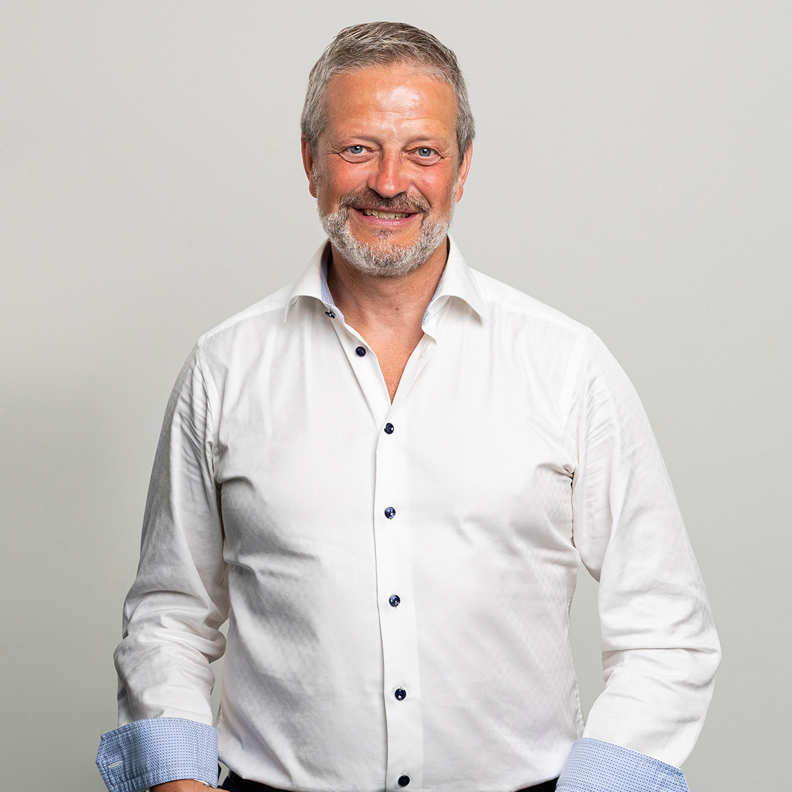 Peter Carlsson, vd och medgrundare av Imvi Labs, porträtterad mot ljus bakgrund.