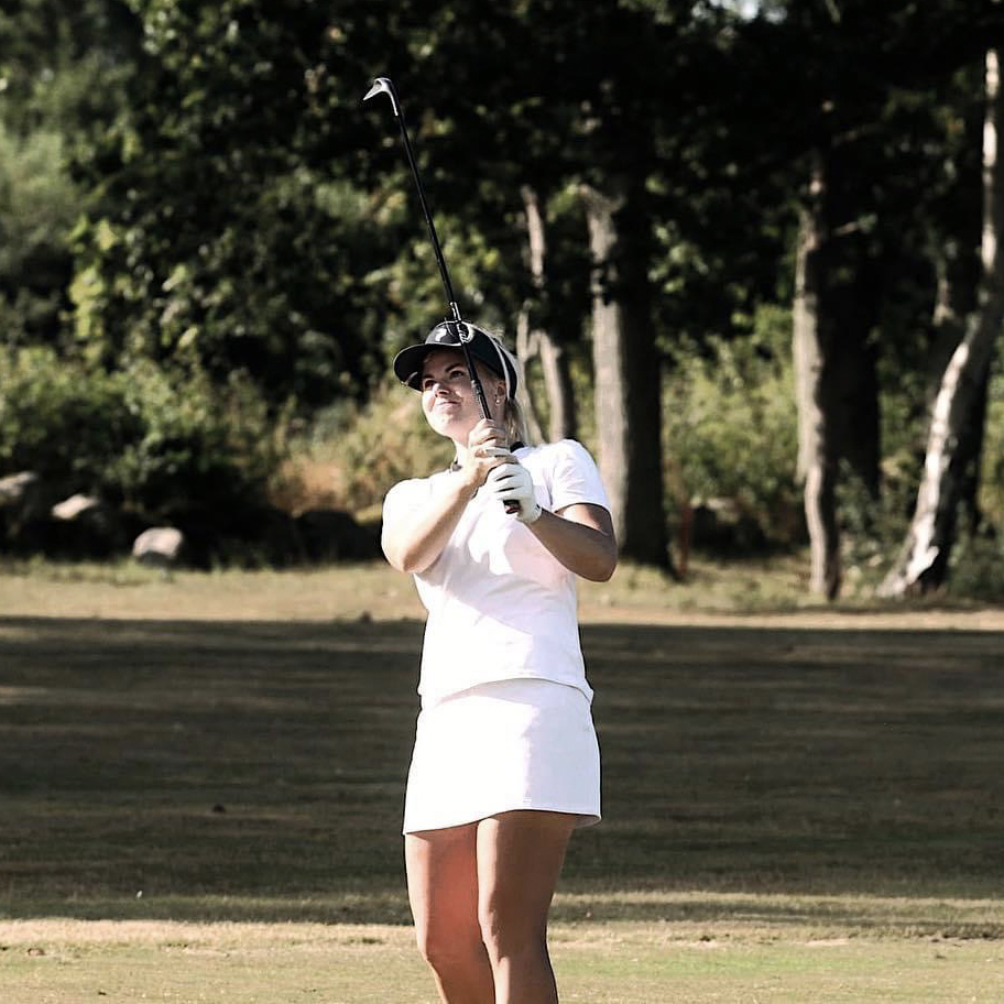 Jennifer Pierre på golfbanan.