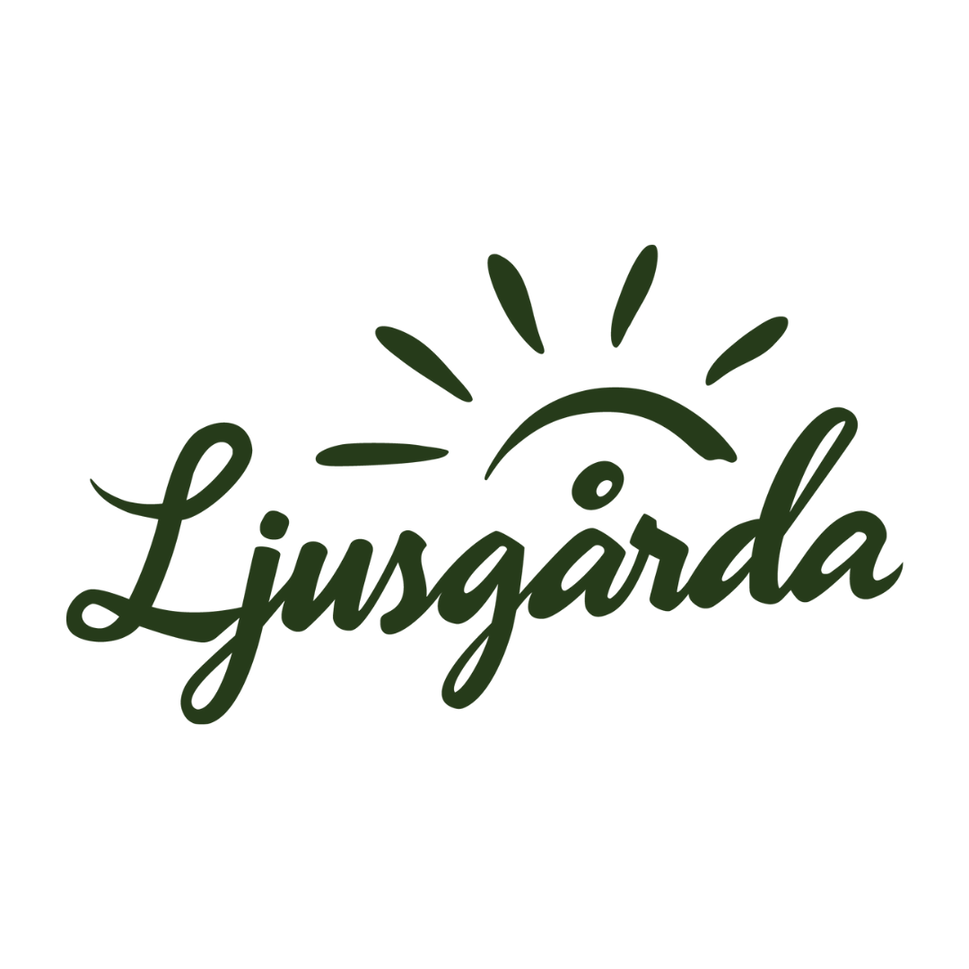 Ljusgårda-logotyp i mörkgrön färg med ett stiliserat, handskrivet typsnitt. Ovanför bokstäverna finns en grafisk illustration av en soluppgång med strålar som symboliserar ljus och tillväxt. Designen förmedlar en naturlig och hållbar känsla.