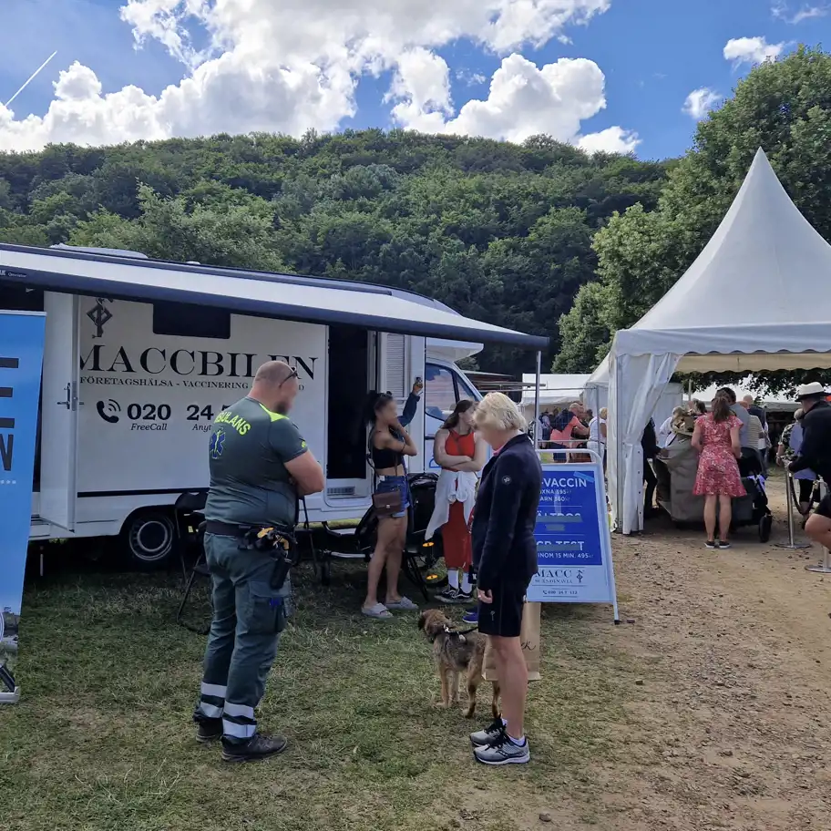 Personer köar framför vaccinationsbussen.