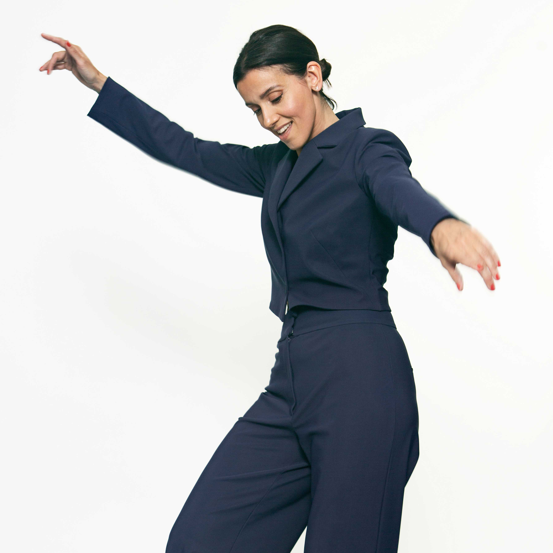 Maria Seraki i blå kostym. 