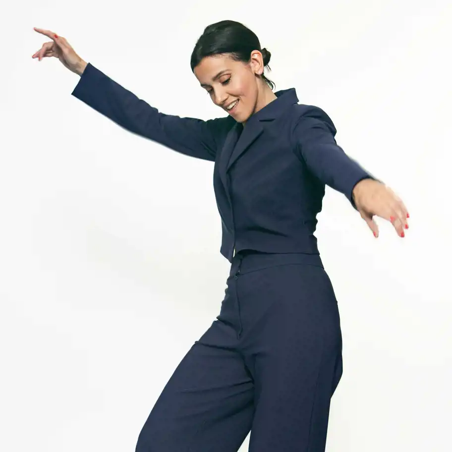 Maria Seraki i blå kostym.