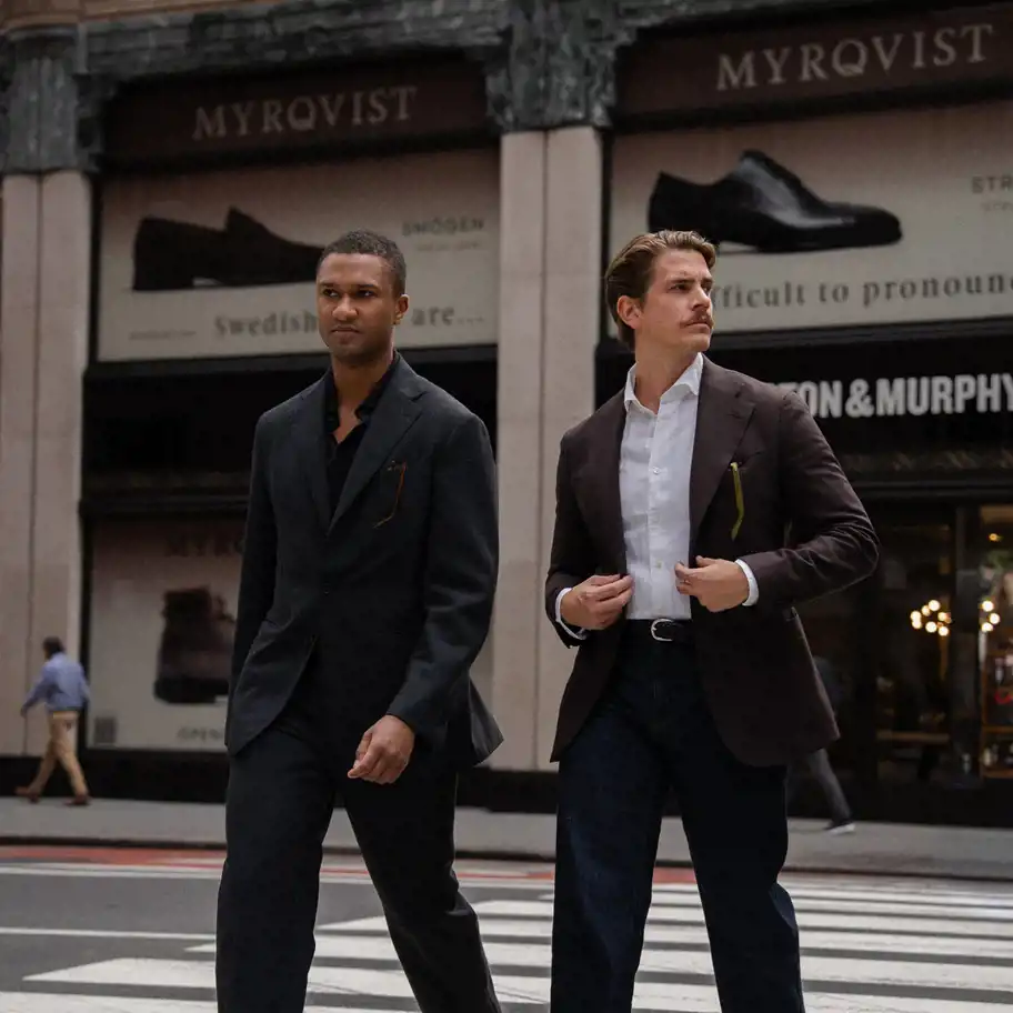 Sebastian Öhrn, vd och grundare av Myrqvist, går tillsammans med en kollega utanför Myrqvists butik.