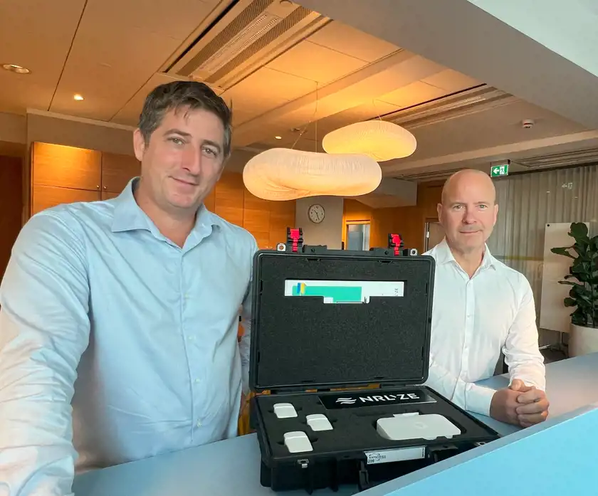 Lars Hansson och George Pettersson framför Nrlyzes produkt.
