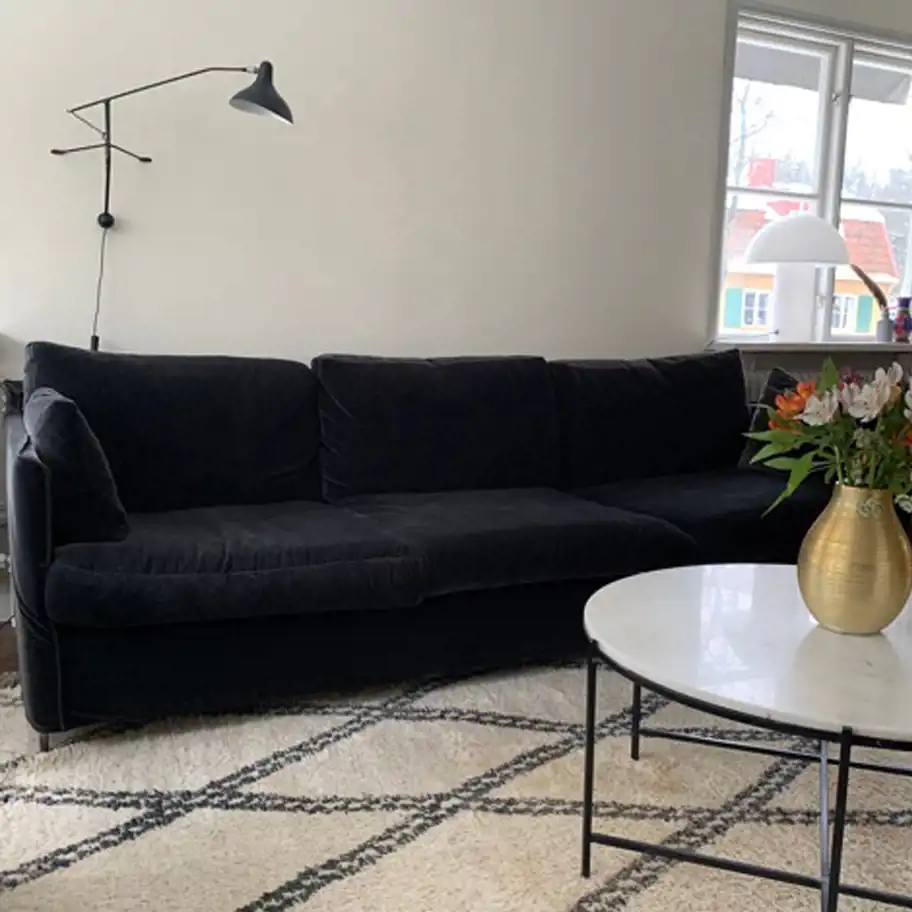 Före-bild på en svart soffa.