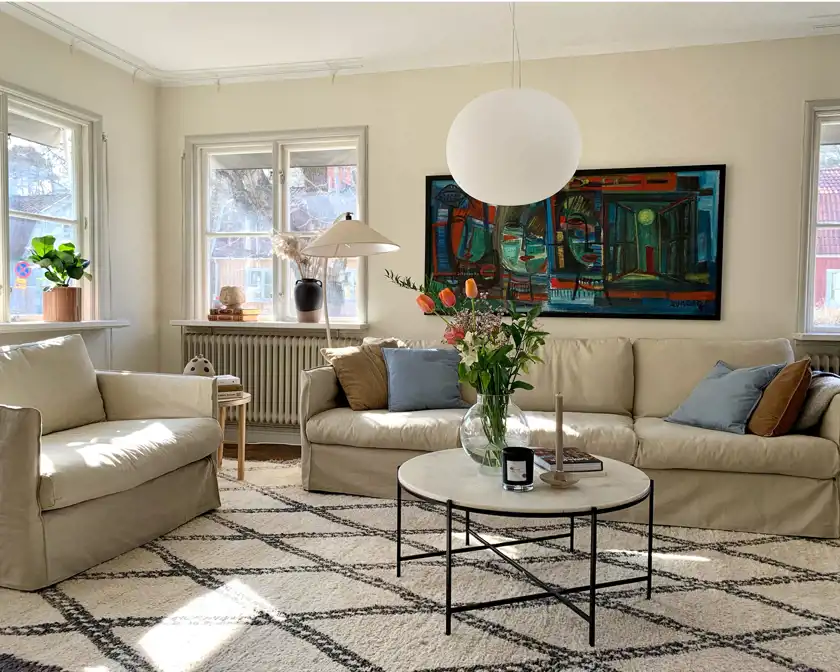 Efter-bild: den svarta soffan har renoverats och är nu vit.