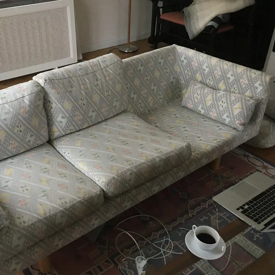 Före-bild på en grå soffa. 