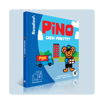 Bokomslag till Pino och paketet i Readioos interaktiva version. Pino är brevbärare och håller paket framför en lastbil och ett hus.