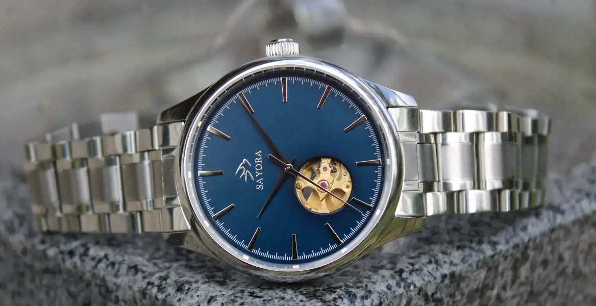 Sayora-klocka med blå urtavla. 