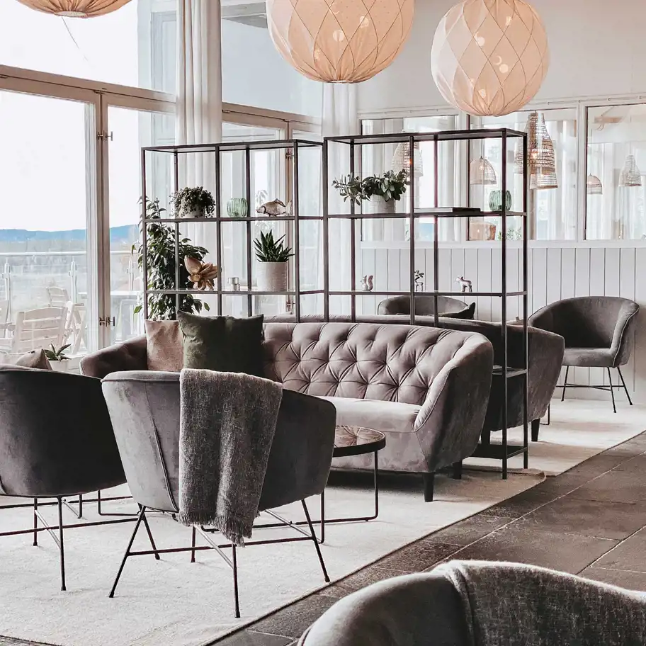 Fåtöljer och soffa i entrén.