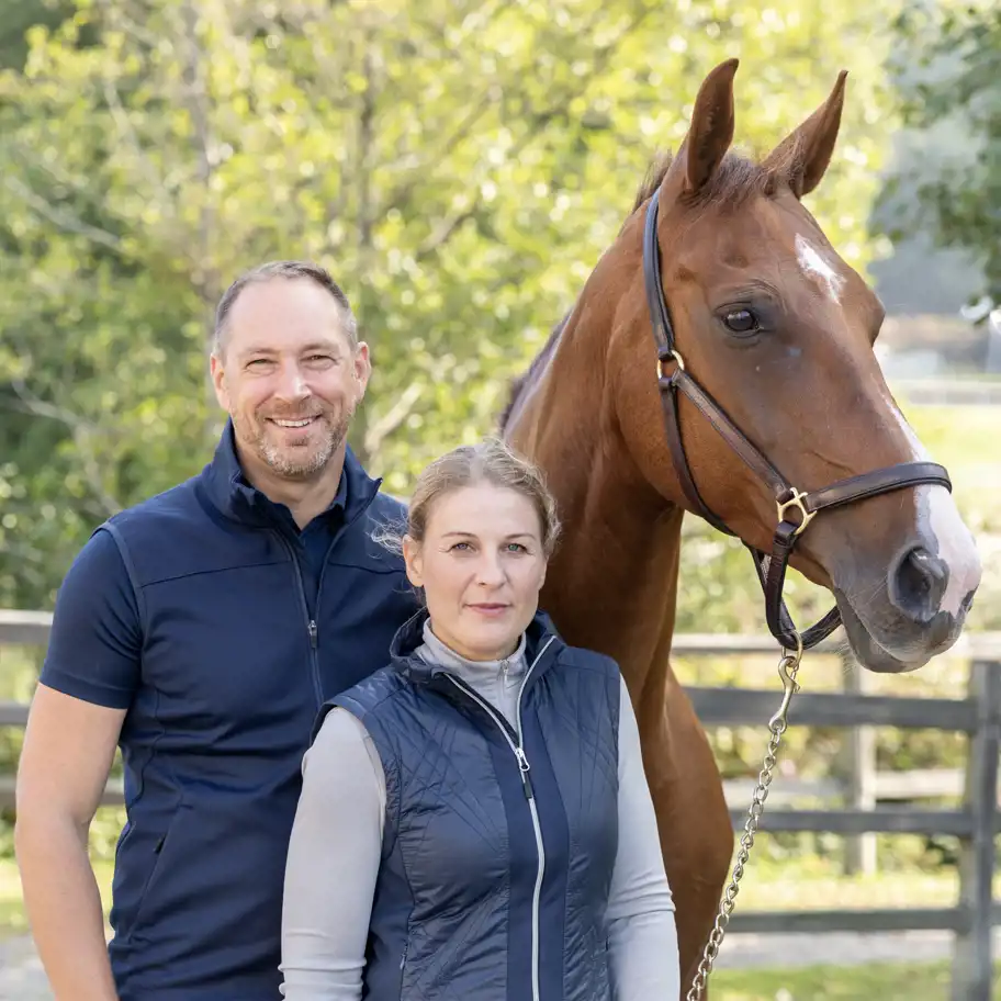 Helena Strömbäck och Robert Kos tillsammans med sin häst.