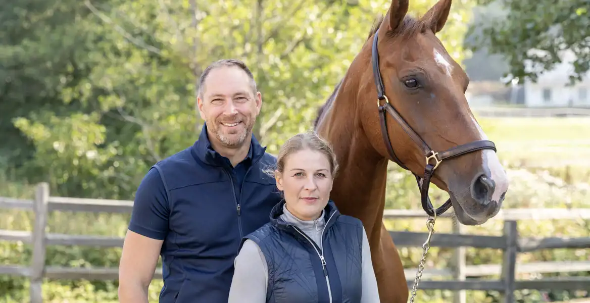 Helena Strömbäck och Robert Kos med sin häst.